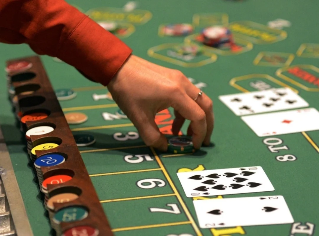 Khi chơi Baccarat với chiến thuật gấp thếp, người chơi cần tránh những sai lầm